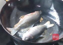葱焖鲫鱼的做法图解3