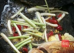 葱焖鲫鱼的做法图解5