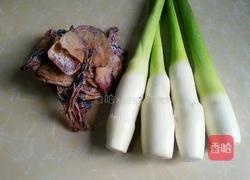 茭白炒墨鱼干的做法图解1