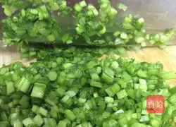 Illustration of how to make leek and meat pancakes 3