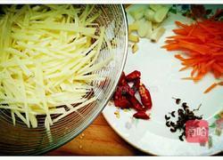 家常酸辣土豆丝的做法图解2