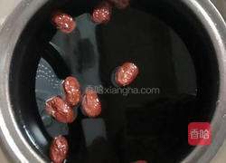 黑米红枣粥的做法图解2