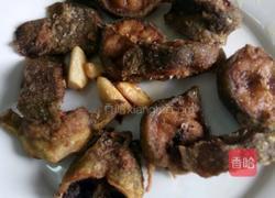 蒜子焖塘鲺的做法图解3