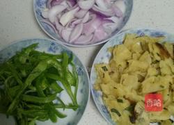 洋葱青椒炒饼的做法图解2