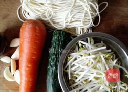 皮蛋什锦凉拌面的做法图解1