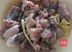 板栗焖田鸡的做法图解1