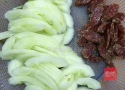 腊肠炒青花的做法图解2