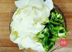 青椒炒土豆片的做法图解2