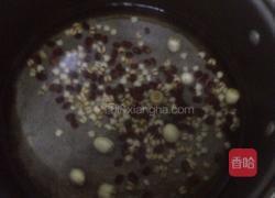 薏米红豆莲子粥的做法图解4