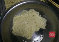 Illustration of how to make noodles with scallion oil 2