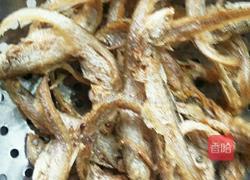 干煸凤尾鱼的做法图解4