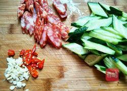 黃瓜炒臘腸的做法圖解2