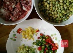 豌豆炒肉丁的做法图解1