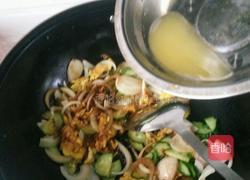 洋葱黄瓜炒鸡蛋的做法图解4