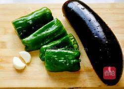 辣椒炒茄丝的做法图解1