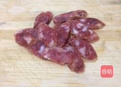 青椒洋葱炒腊肠的做法图解1