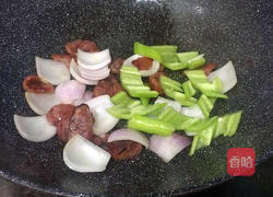 青椒洋葱炒腊肠的做法图解5