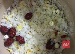 百合莲子银耳汤的做法图解2