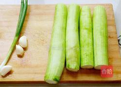 辣椒炒丝瓜的做法图解1