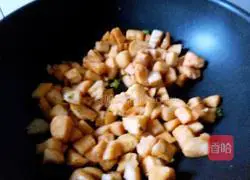 Illustration of how to make diced steamed buns fried in tomato sauce 9