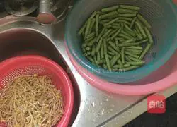 Illustration of how to make braised beans and noodles 2