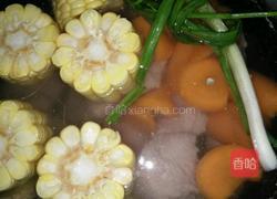 玉米胡萝卜排骨汤的做法图解4
