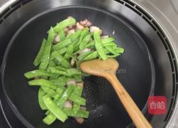 荷兰豆炒腊肉的做法图解3