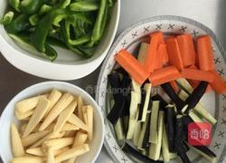 茄子青椒胡萝卜炒玉米笋的做法图解1