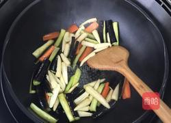 茄子青椒胡萝卜炒玉米笋的做法图解3