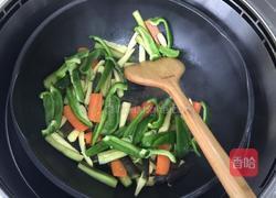 茄子青椒胡萝卜炒玉米笋的做法图解4