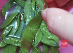 荷兰豆炒腊肠的做法图解2