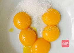 草莓酱蛋糕卷的做法图解2