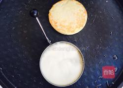 奶香鸡蛋玉米饼的做法图解3