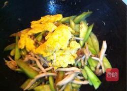 蟹味菇炒丝条的做法图解5