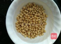 黄豆鱿鱼炖猪脚的做法图解2