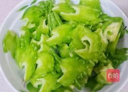 清炒苦瓜的做法图解2