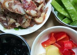 荷兰豆炒腊肠的做法图解1