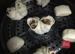 Illustration of how to make ham rolls and red date rolls 12