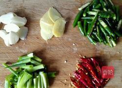 鸡丁炒毛豆的做法图解1