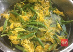 炝拌黄瓜花的做法图解2