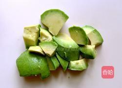 鲜榨牛油果香蕉酸奶的做法图解2