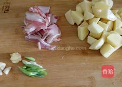 土豆炖肉粘卷子的做法图解2