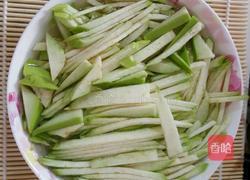 炝炒青茄丝的做法图解1