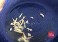 莓干炒三色鸡丁的做法图解3