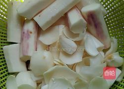 山药百合汤的做法图解3