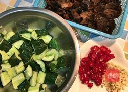凉拌木耳黄瓜的做法图解2