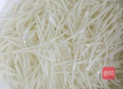 西红柿汁土豆丝的做法图解1