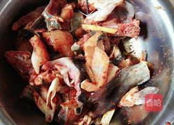 家庭版石锅梭边鱼的做法图解1