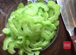 虾仁鸡蛋炒苦瓜的做法图解4