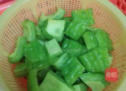 杨梅熬苦瓜的做法图解2
